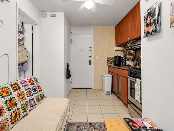 3rd image of 124 Mott St APT 22