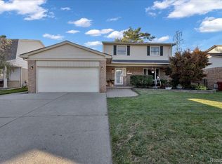 17073 Knollwood Ct, Clinton Township, MI 48038