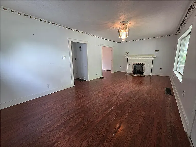 1150 Beaumont Ave — Photo 3