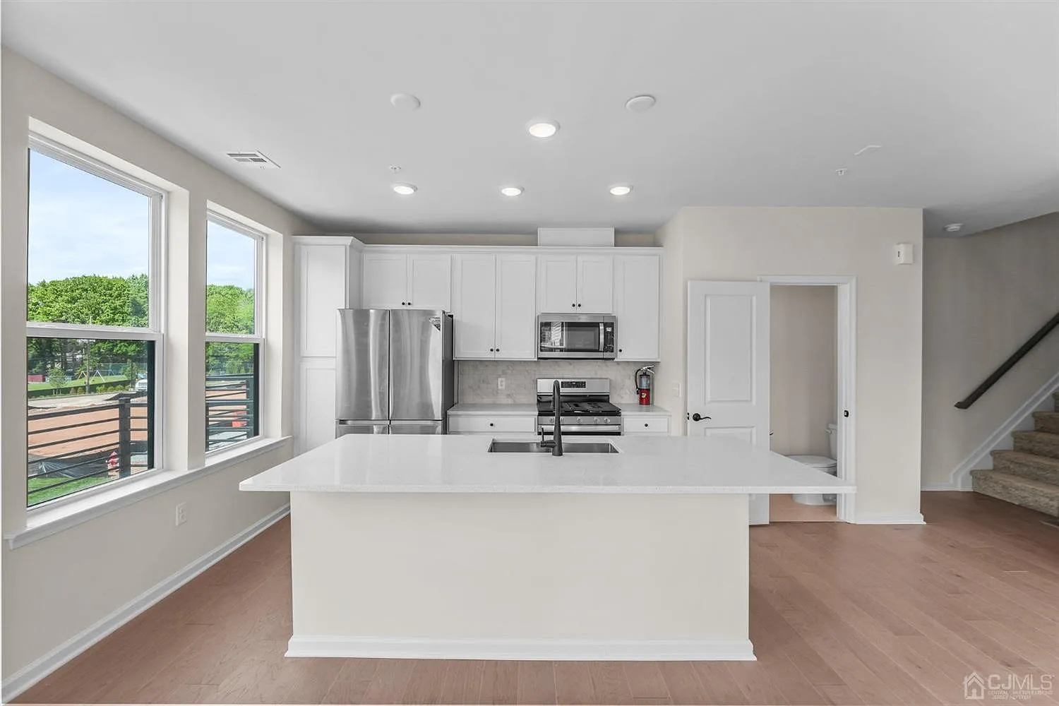 3 bed, 2.5 bath, 1930 sqft, $4,500 — Photo 3