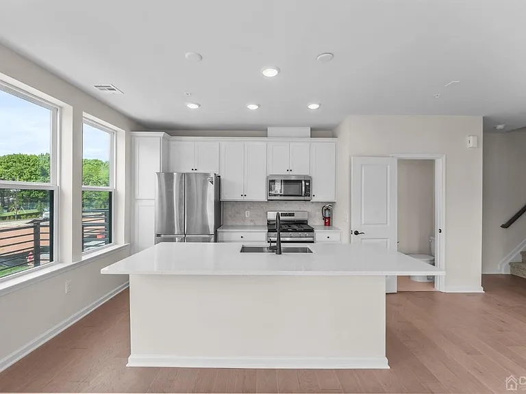 204 Lyla Ln — Photo 3