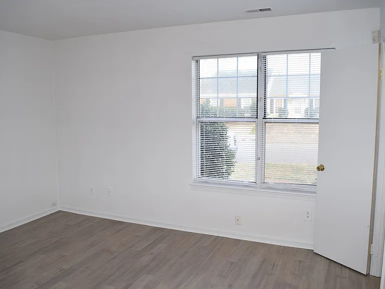 579 Peregrine St — Photo 17