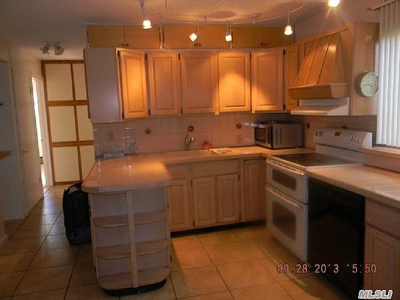 5th image of 302 Duck Pond Dr