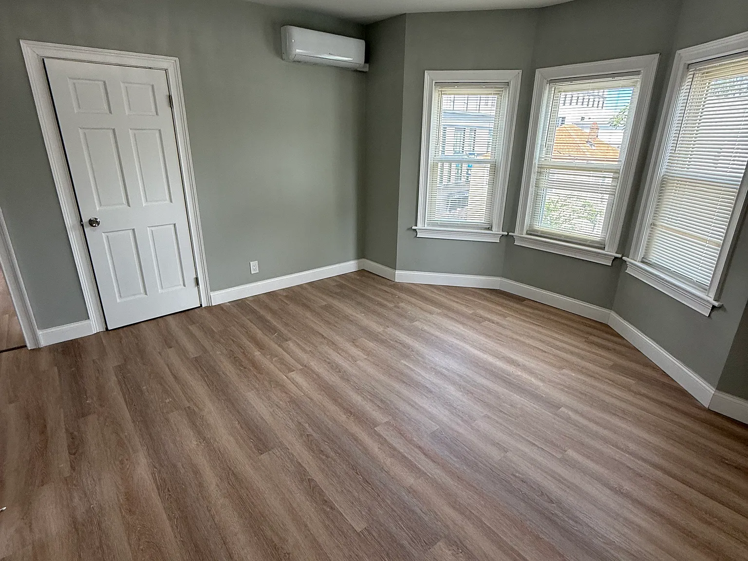 2 bed, 1000 sqft, $3,100 — Photo 3