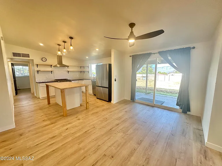 227 S Avenue B — Photo 4