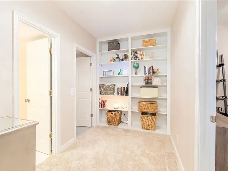 700 Victorian Ct — Photo 26