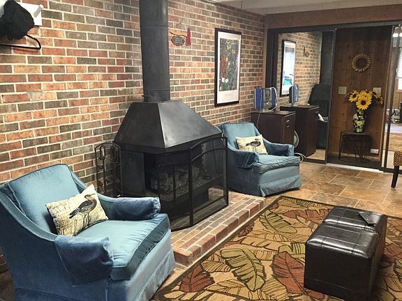 Entry family/game room