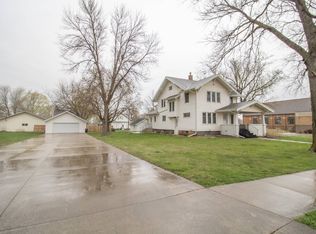 817 2nd St, Hull, IA 51239