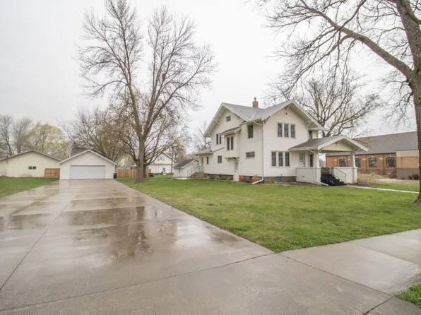 817 2nd St, Hull, IA 51239