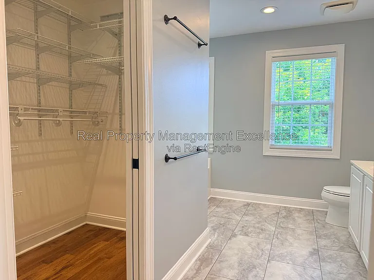305 Holly Thorn Trce — Photo 35