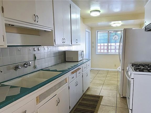 3rd image of 1331 W Buena Vista St