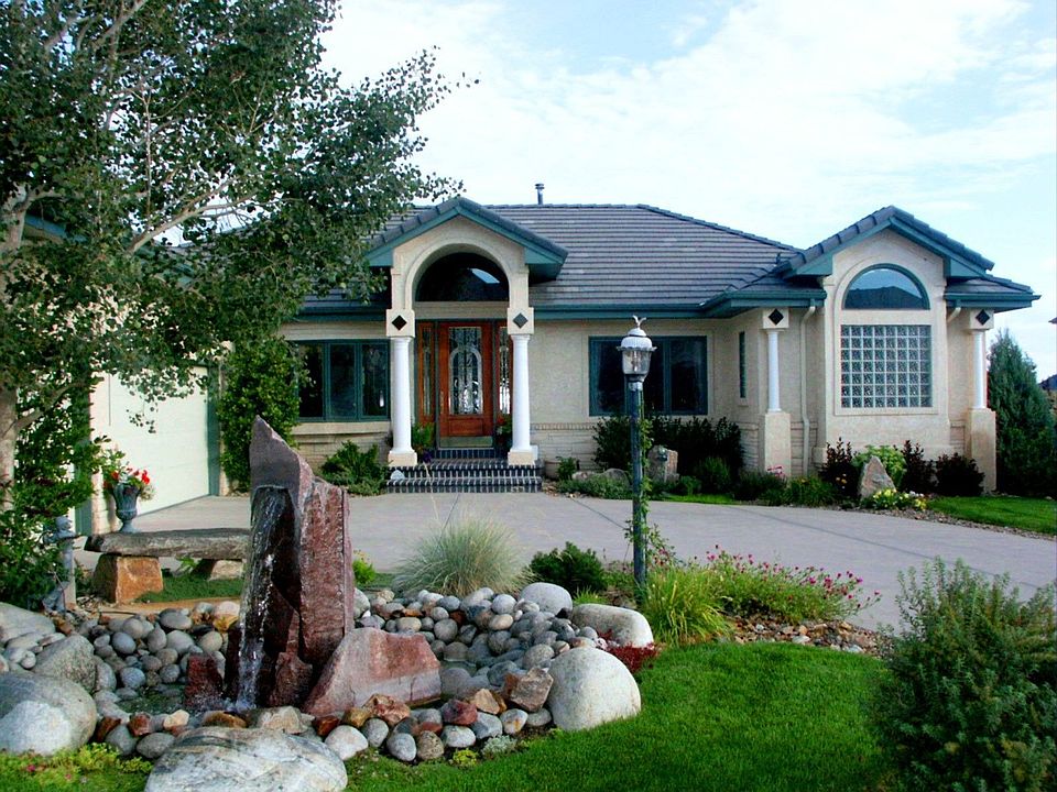 Front view w/ water feature