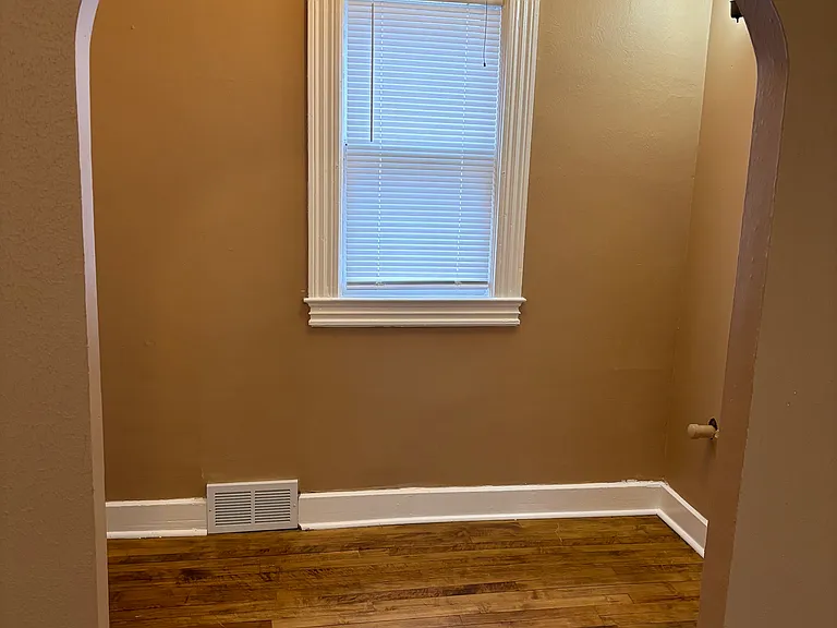 863 York Ave — Photo 2