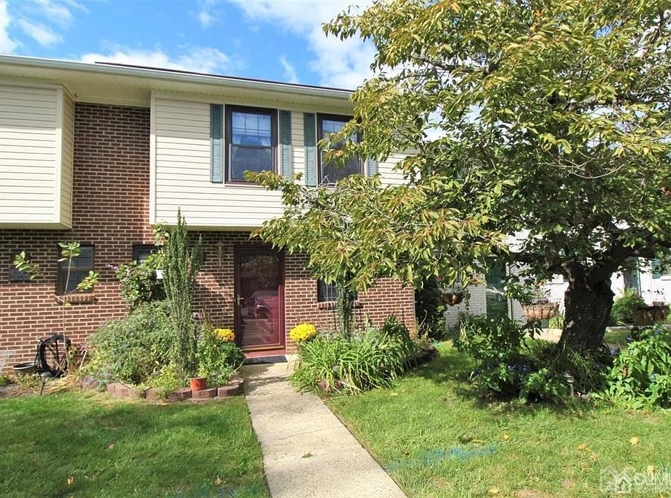 1st image of 27 Driscoll Ct