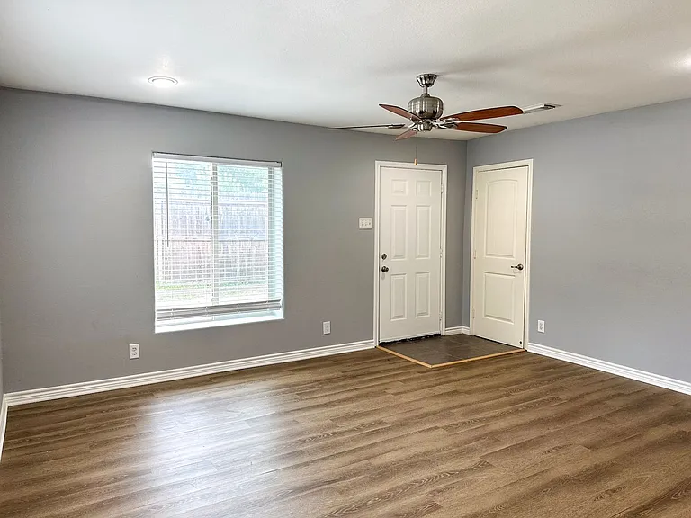5214 Lane St — Photo 2