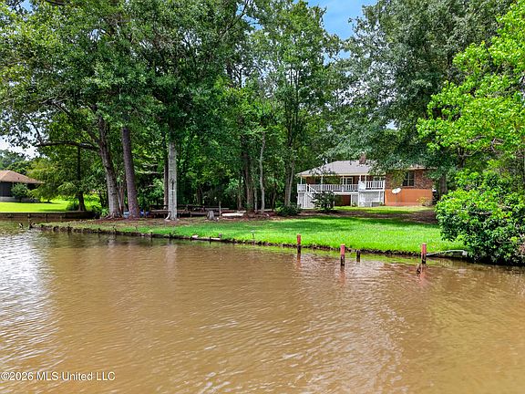 5th image of 1008 E Lakeshore Dr