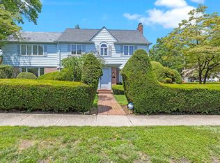 41 Allenwood Rd, Great Neck, NY 11023