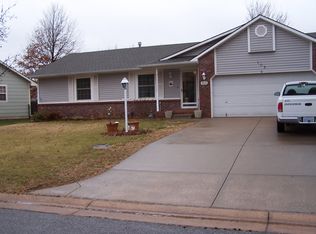 105 E Maplewood St, Mulvane, KS 67110