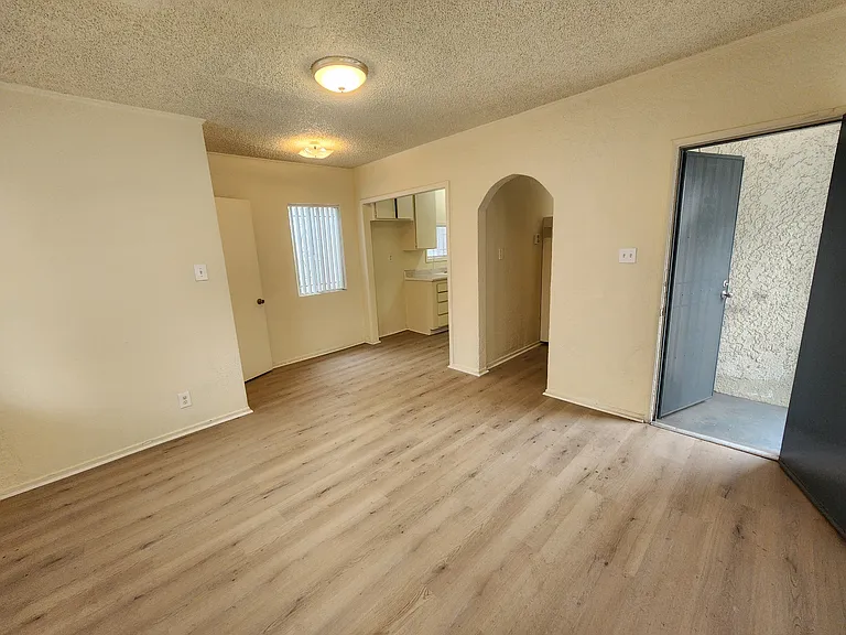 534 W 47th St #2 — Photo 10