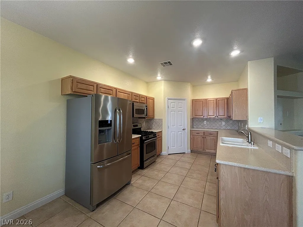3 bed, 2.5 bath, 1866 sqft, $1,950 — Photo 3