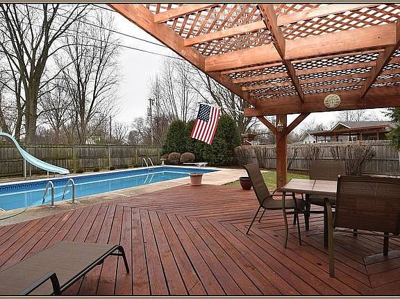 3rd image of 221 Briar Ln