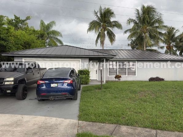 323 Canterbury Dr W