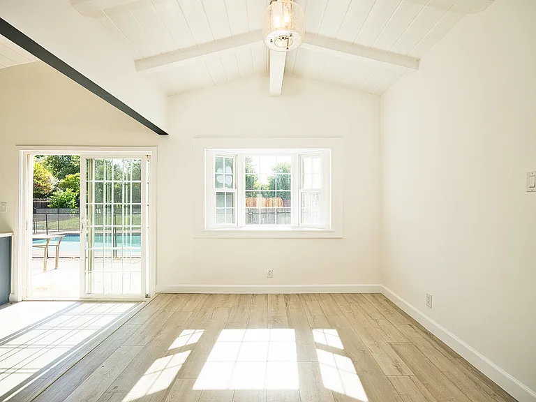 23220 Sylvan St — Photo 11