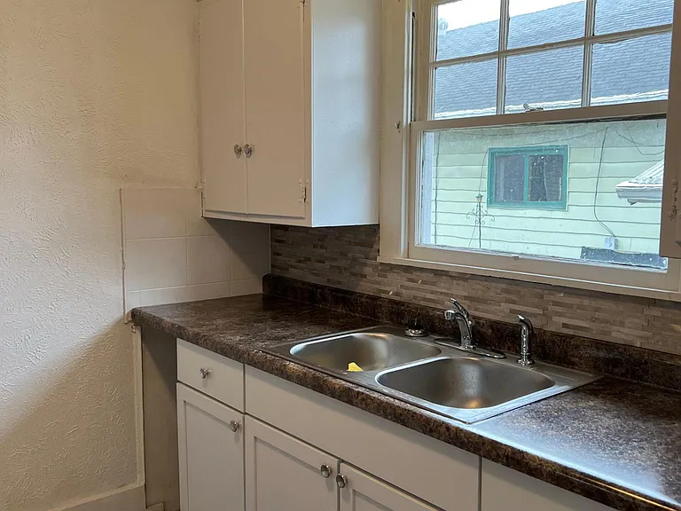 1704 W 8th St — Photo 11