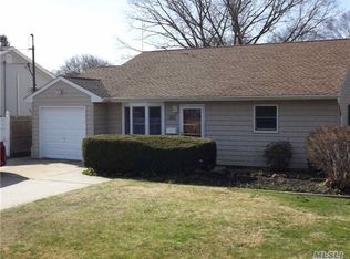 520 Bellmore St, West Islip, NY 11795