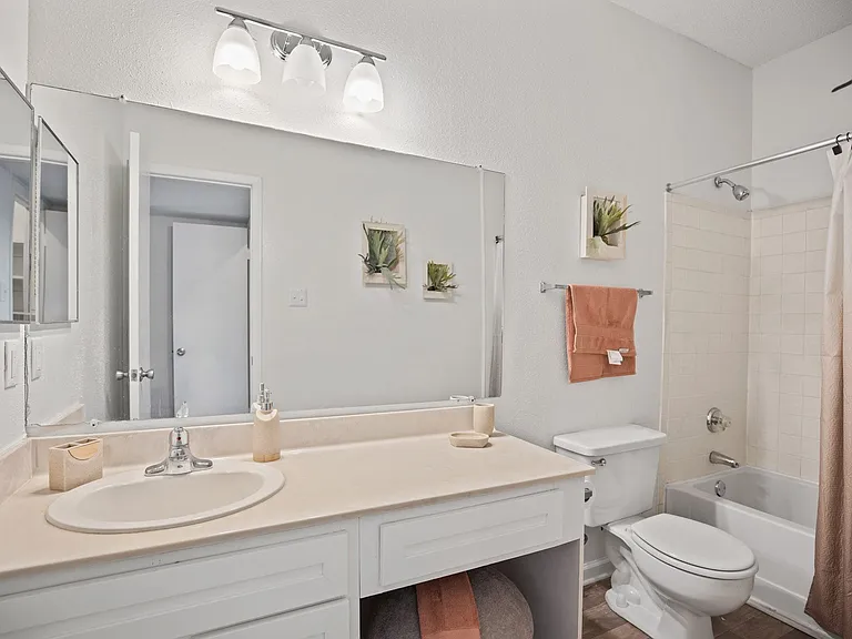 Oak City Apartments — Photo 24