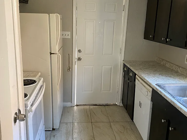 3413 Lantern Ln — Photo 13