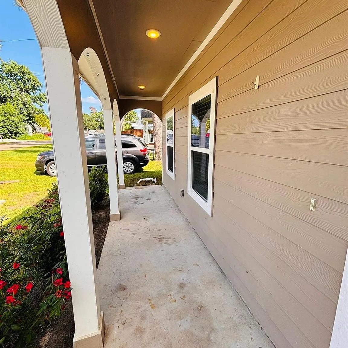 3 bed, 2.0 bath, 1012 sqft, $1,385 — Photo 2