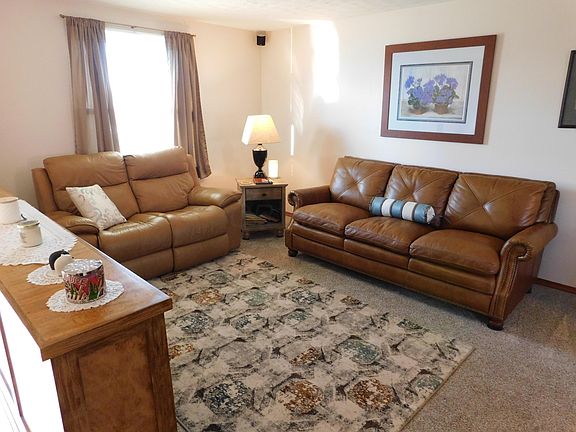 4th image of 1390 Silvertree Dr
