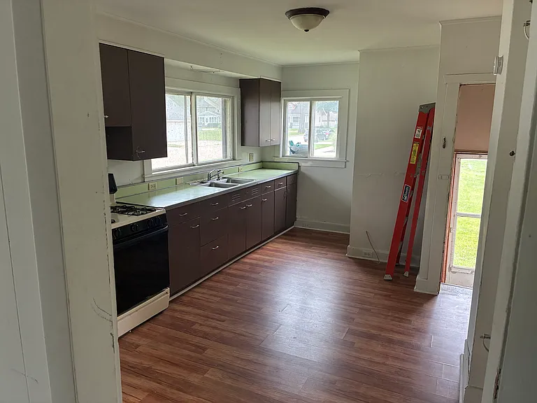 1001 W 6th St — Photo 5