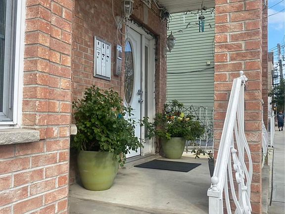 4th image of 826 28th St APT 2