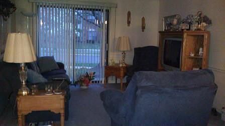 Living Room w/ Crown Molding