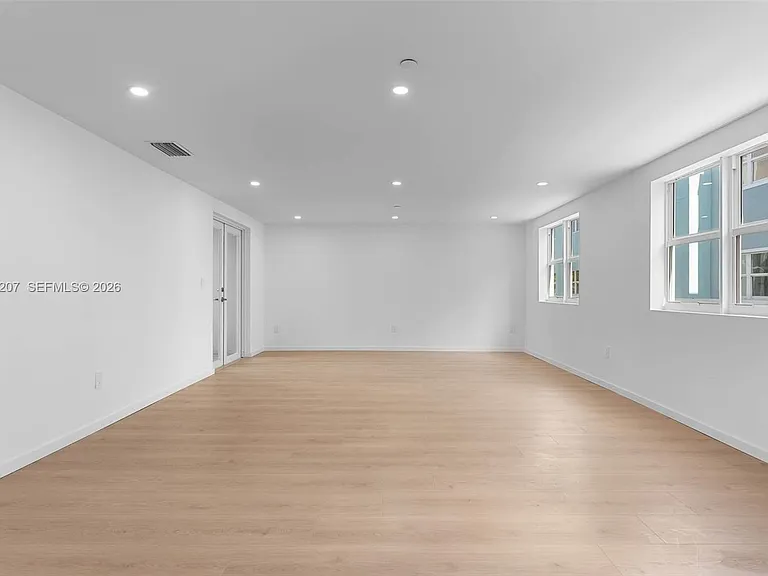 824 SE 12th Ct #828 — Photo 2