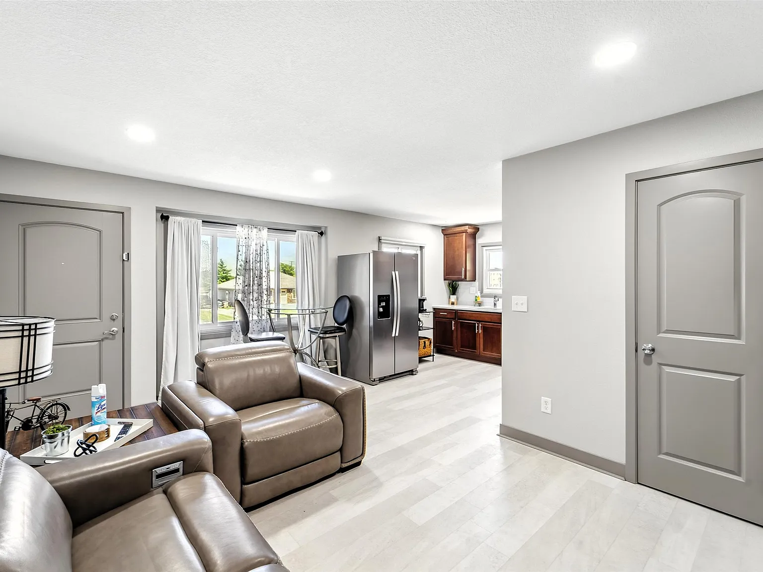 2 bed, 1.0 bath, 731 sqft, $2,149 — Photo 3