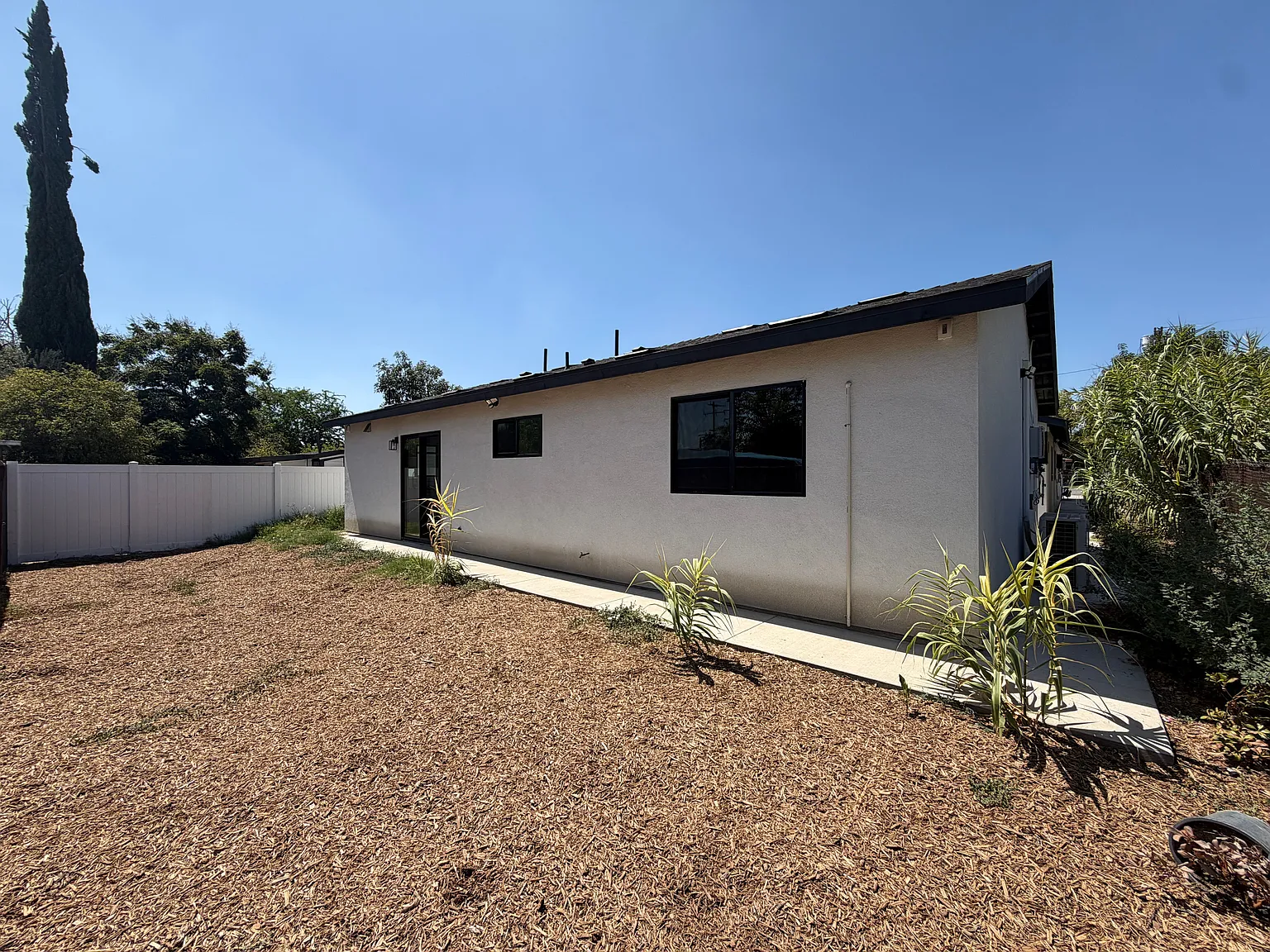 3 bed, 2.0 bath, 1017 sqft, $2,900 — Photo 3