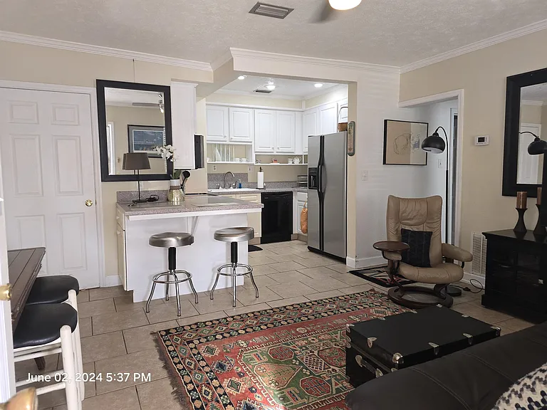 1200 Clay Ave — Photo 2