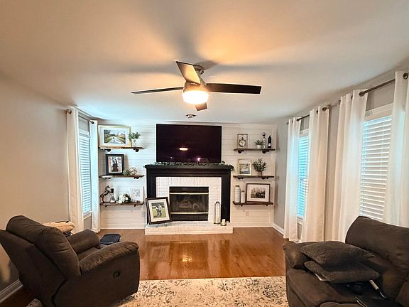 4th image of 712 Maple Ridge Ln