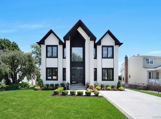 748 Carman Ave, Westbury, NY 11590