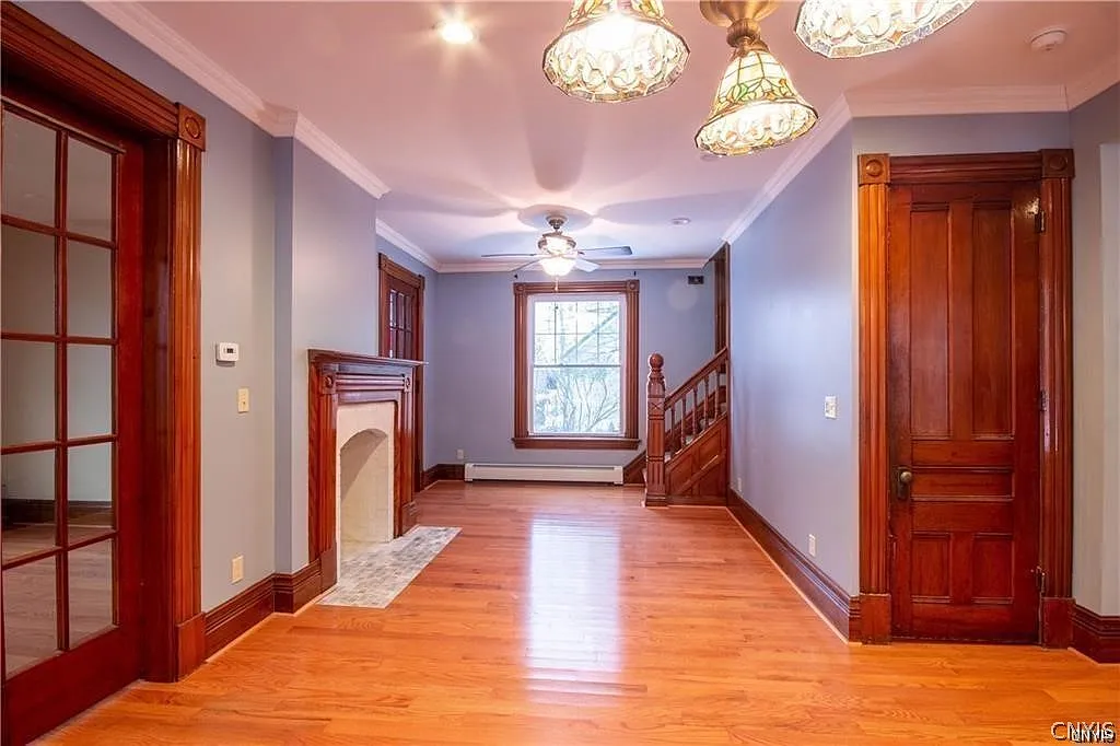 3 bed, 1.5 bath, 1864 sqft, $1,600 — Photo 2