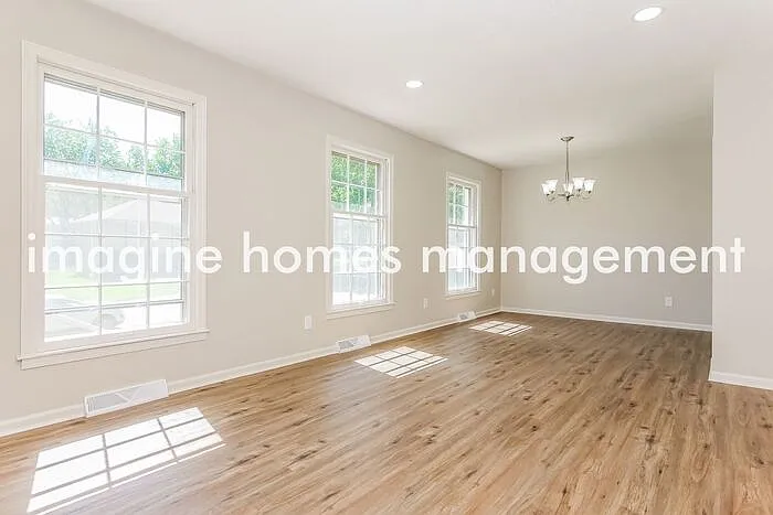 8916 N Grand Ave — Photo 4