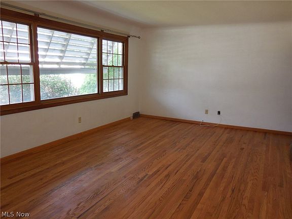 4th image of 1554 Empire Rd