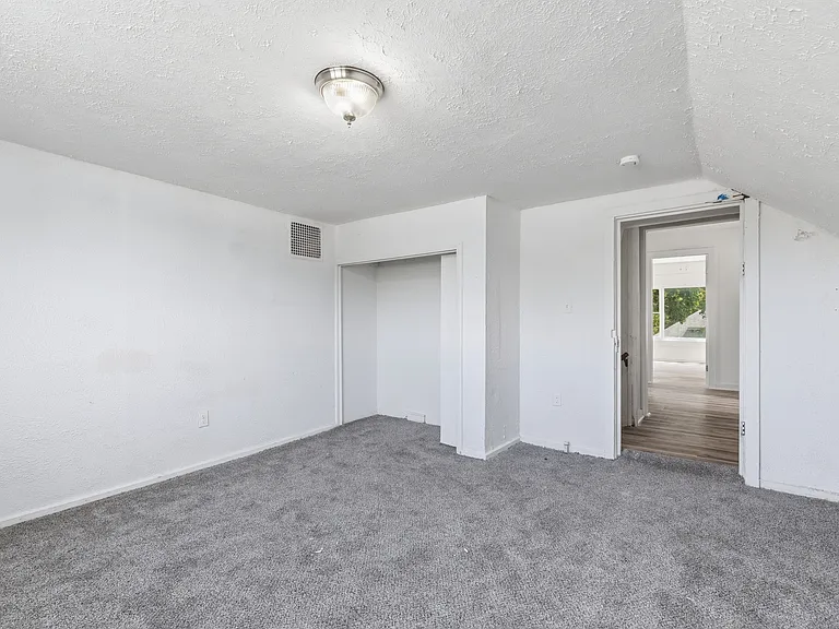 1010 W 2nd St #3 — Photo 5