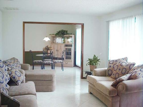 3rd image of 709 Knob Hill Cir