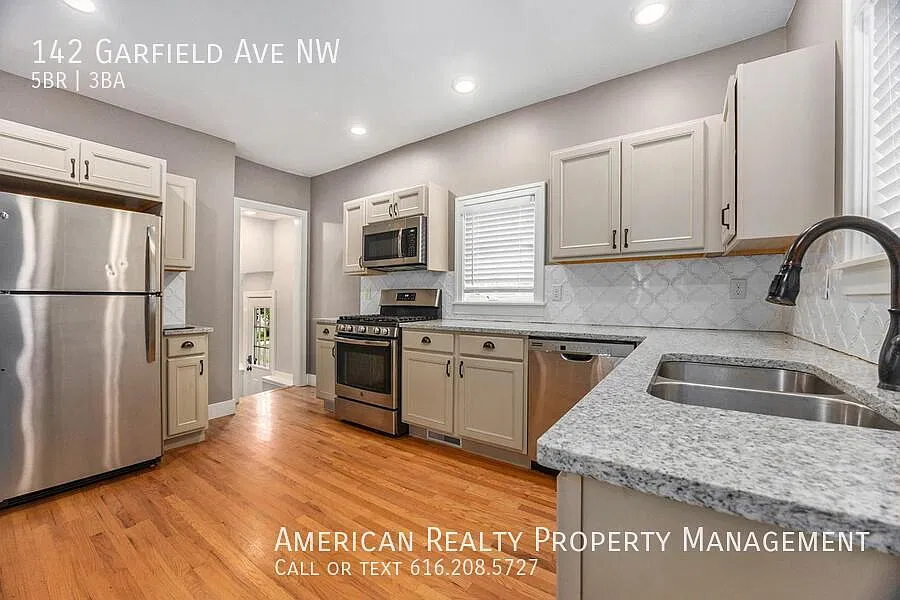 5 bed, 2.5 bath, 2200 sqft, $3,200 — Photo 3