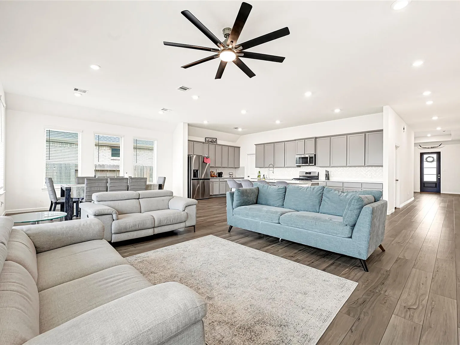 4 bed, 3.0 bath, 2760 sqft, $2,775 — Photo 2