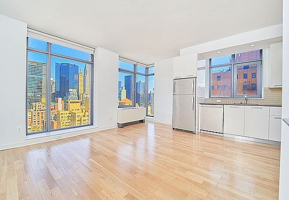 3rd image of 49 E 34th St #33